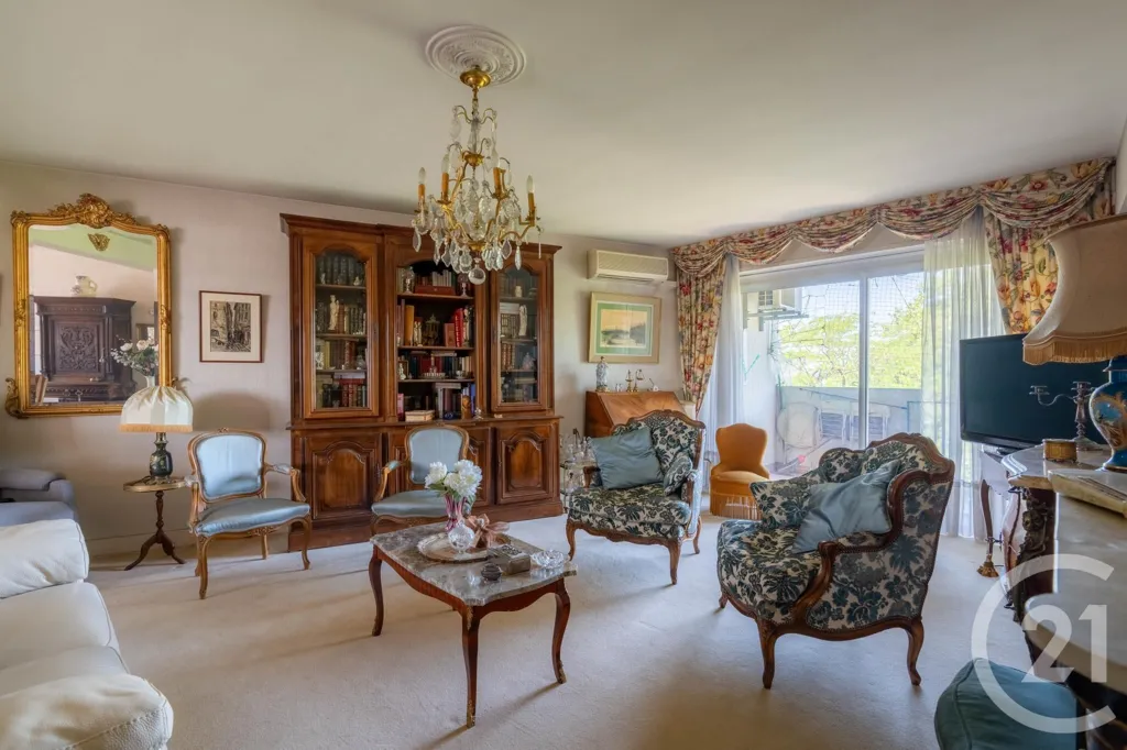 Soggiorno - 3-Bedroom Flat with Park View in Albi Centre
