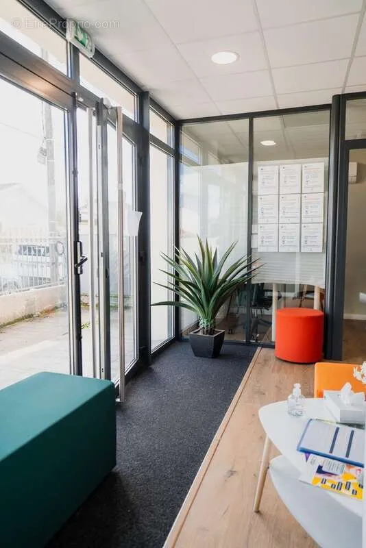 Kabinet - Office Space with Terrace in Cenon