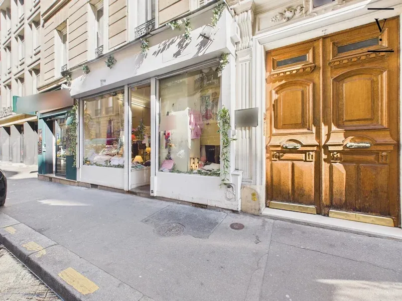 Extérieur - Local Commercial avec Vitrine à Paris 16ème
