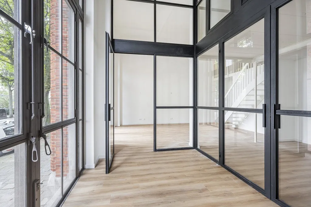 Esik - Maisonnette Apartment with Atrium View in Rotterdam