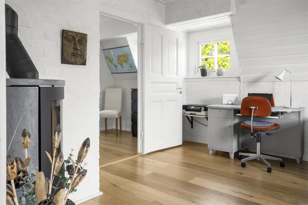 Kabinet - Charming 1933 Villa with Garden in Central Location