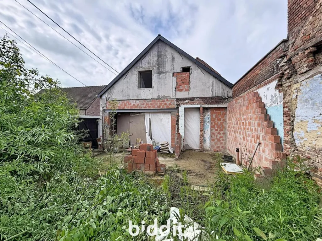 Extérieur - Maison à Rénover avec Jardin dans un Environnement Rural