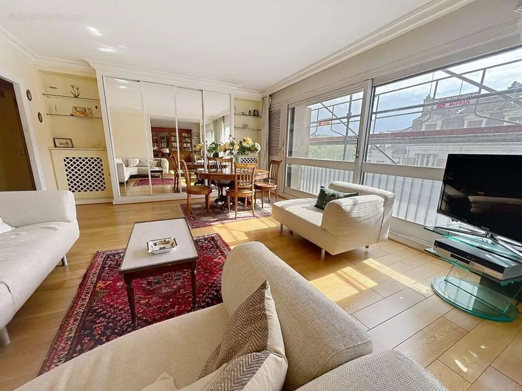 Elutuba - Luxury Apartment with Parking in Garches