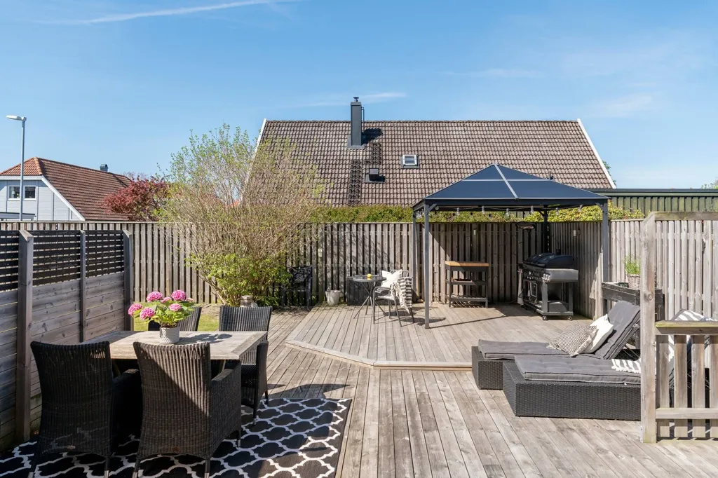 Terrasse - Villa with Extensive Garden in Lerberget