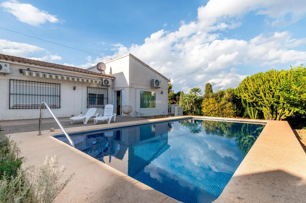 Bassein - Detached House with Redevelopment Potential in L'Albir