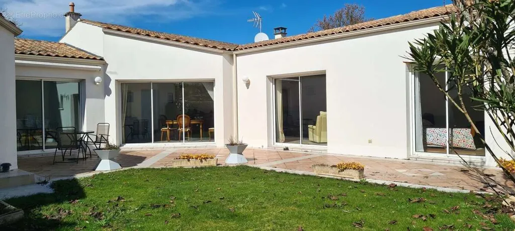 Terrazza - Villa with South-Facing Terrace in Perigny