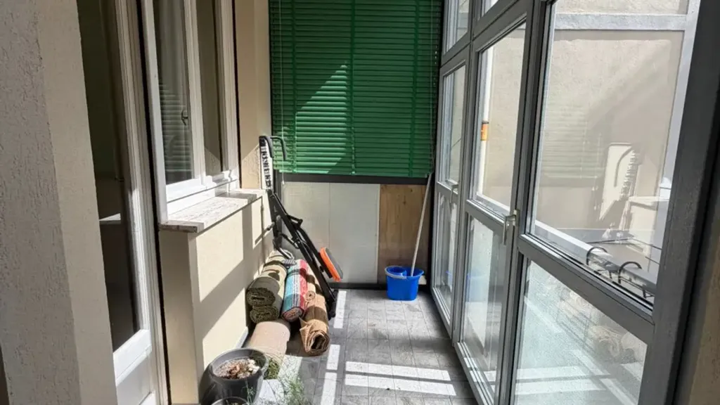 Balcony - Three-Bedroom Apartment with Balcony in Parma