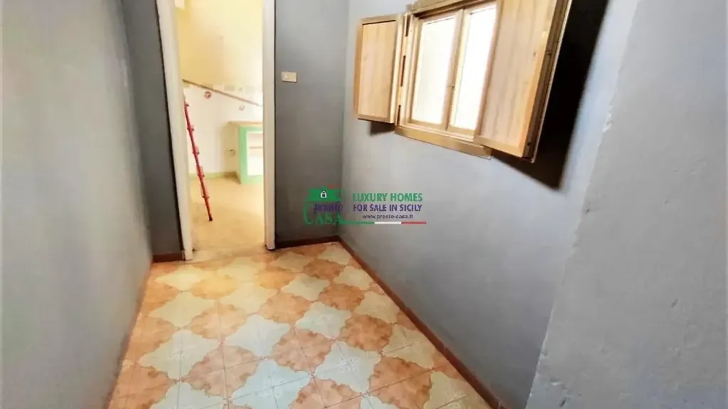 Esik - Apartment with Balcony in Ragusa