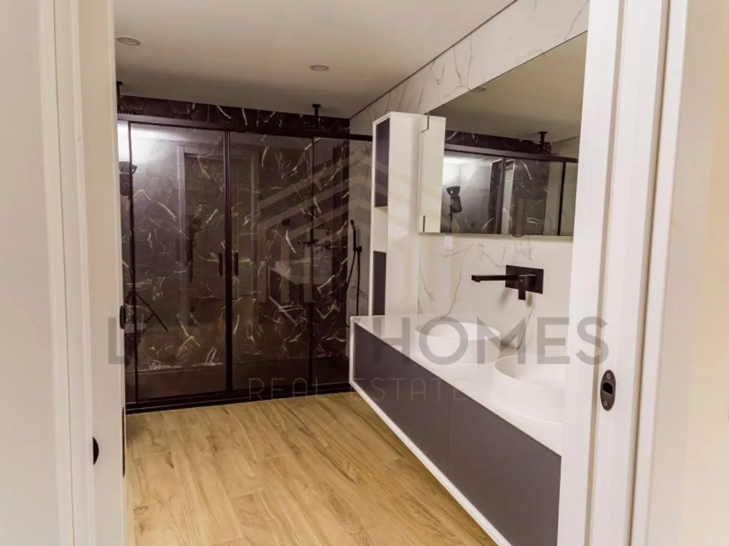 Salles de bain - Luxury Duplex with Terrace in Almancil