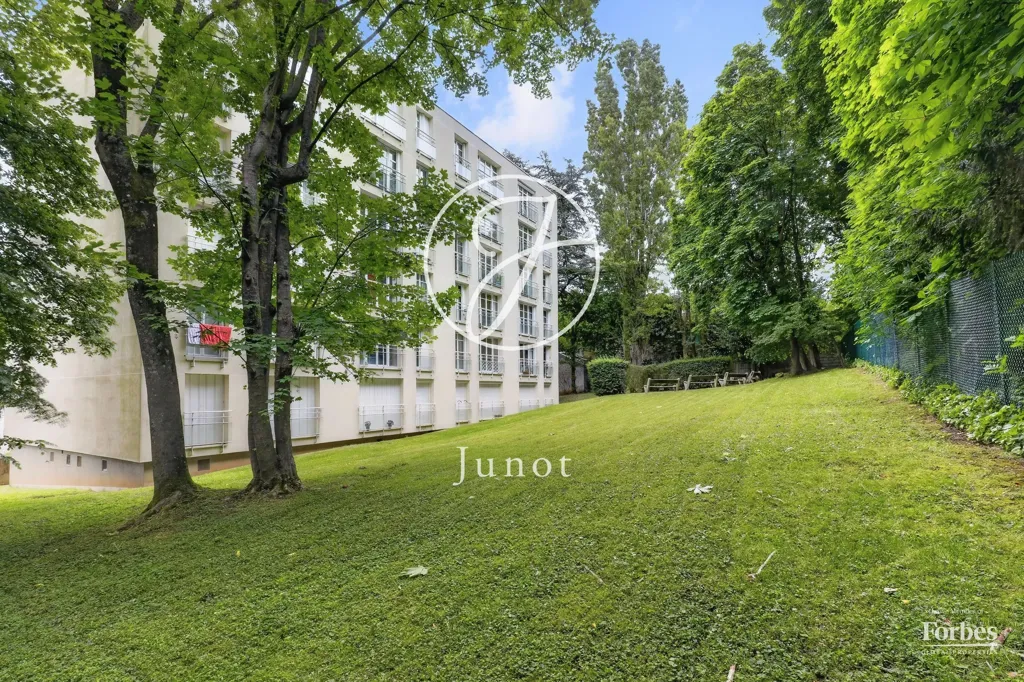 Aed - Bright 2-Bedroom Flat with Garden View in Buzenval