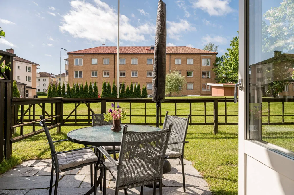 Terrass - Apartment with Sunny Terrace in Popular Area