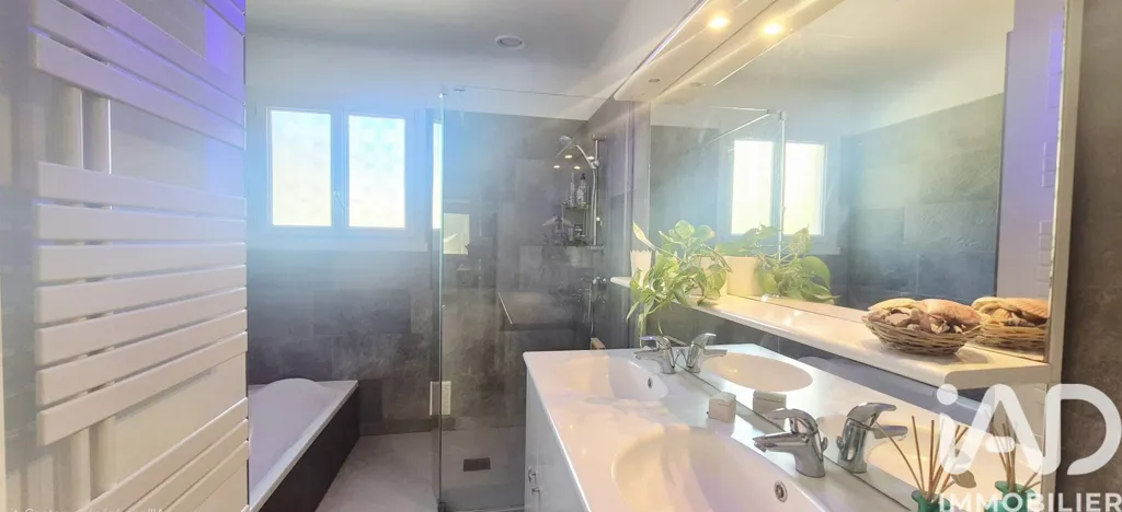 Salles de bain - Maison Rénovée avec Piscine au Crès