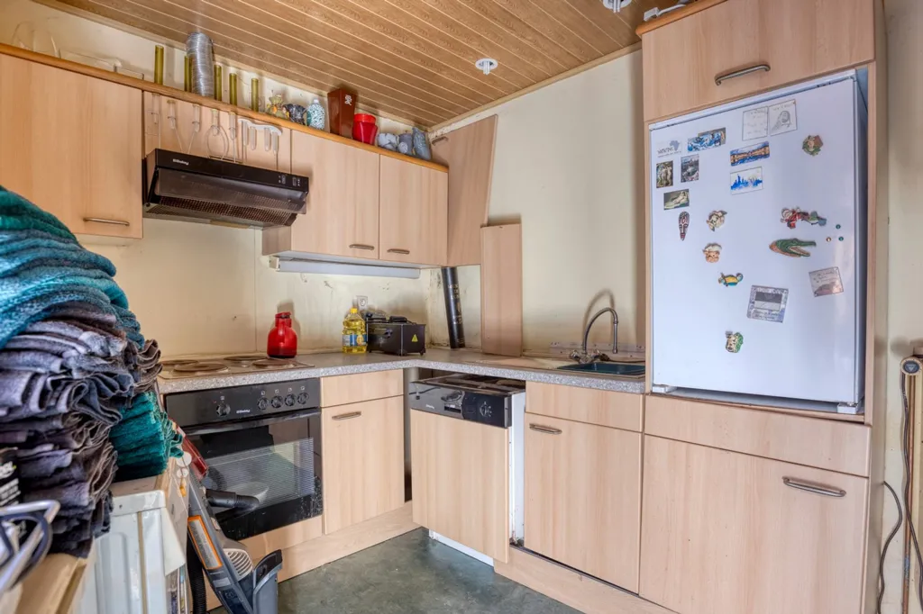 Cuisine - Mixed-Use Property with Private Drive in Bruges