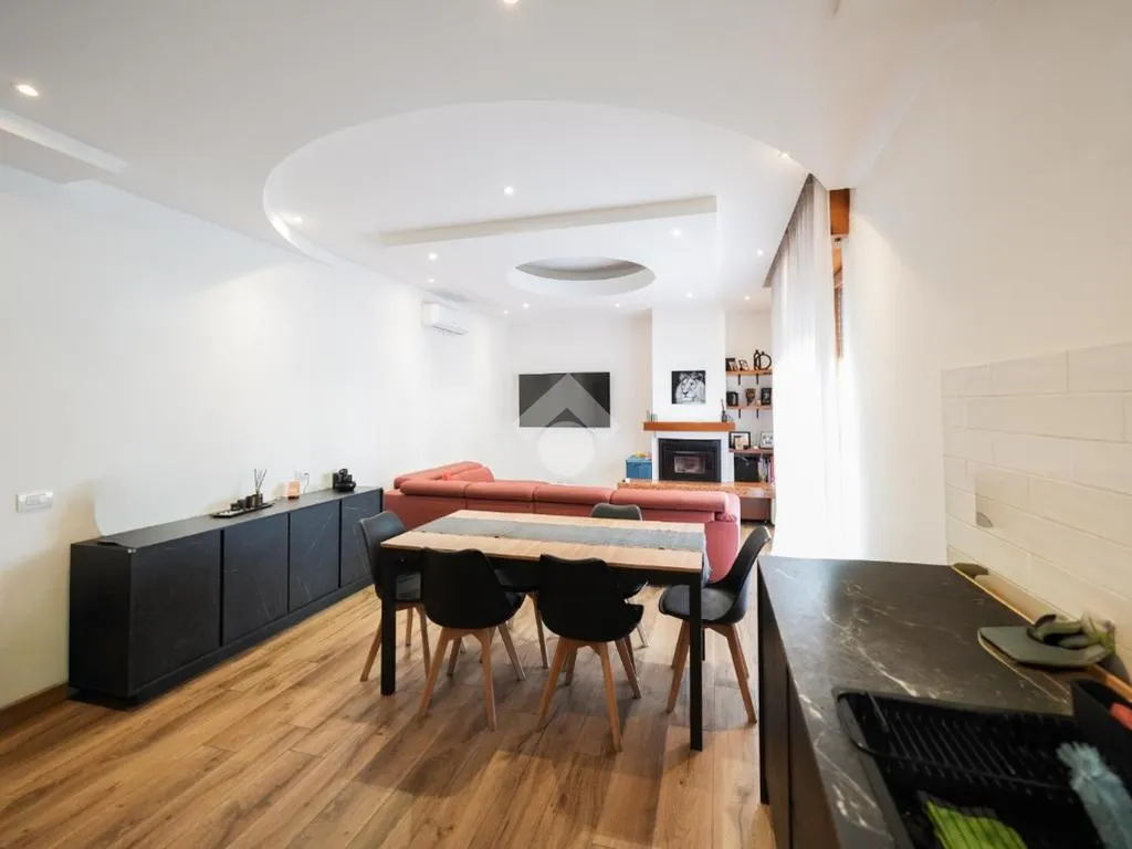 Salle à manger - Rustic Villa with Balcony in Verano Brianza