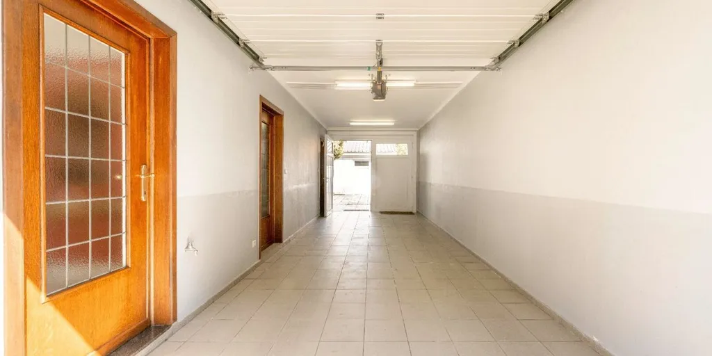 Esik - Central Townhouse with Loft in Roeselare