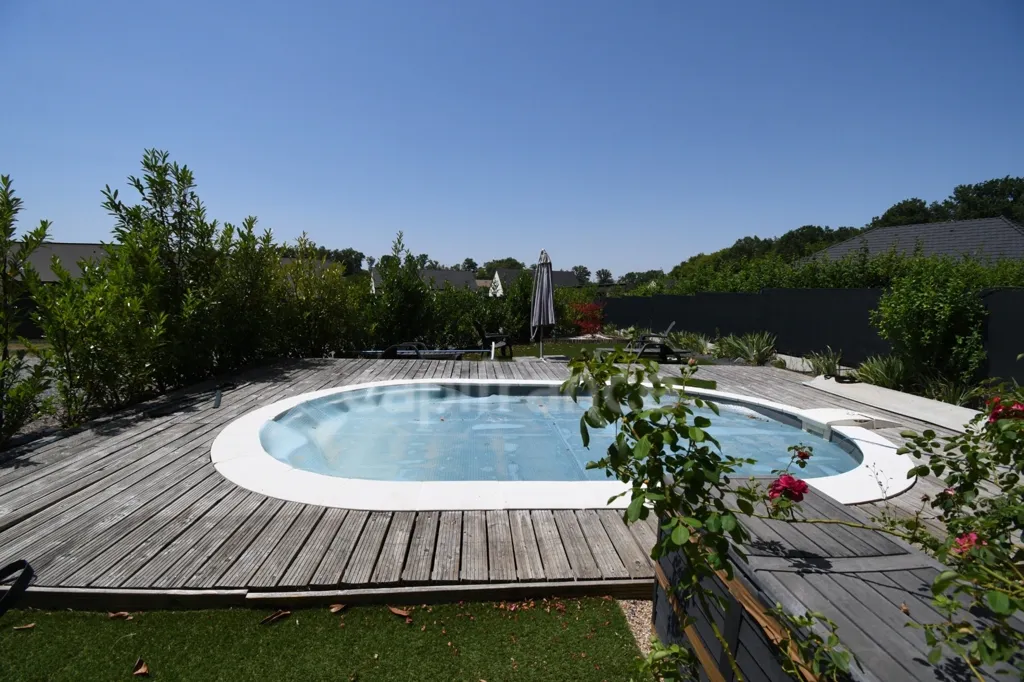 Pool - Contemporary House with Pool in URZY