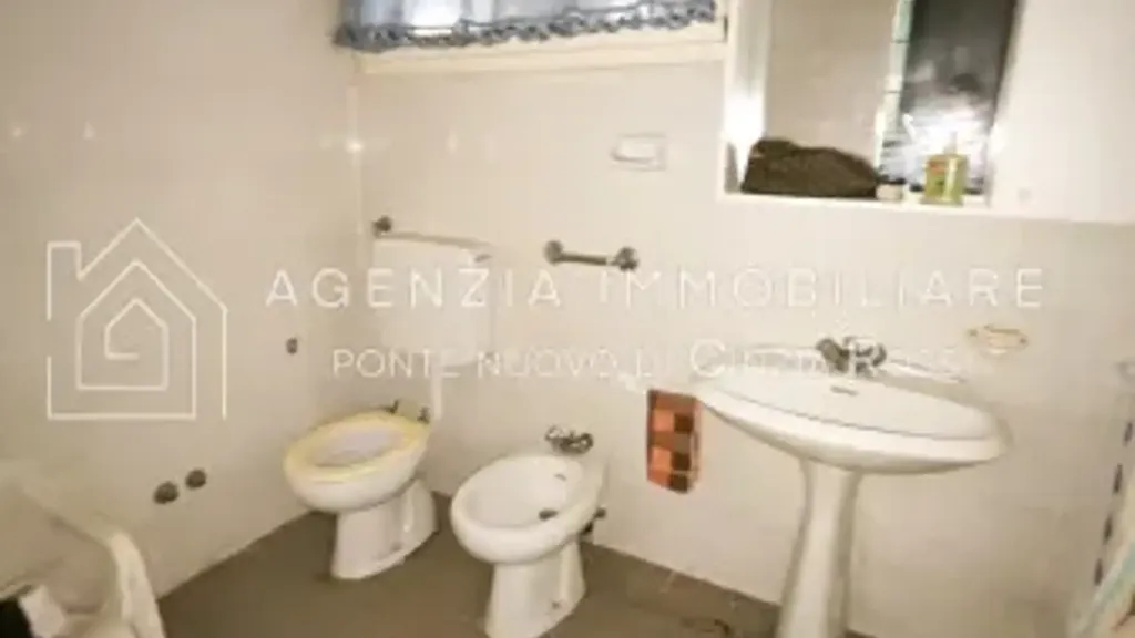 Bathrooms - Rustic Property with Garden in Ravenna