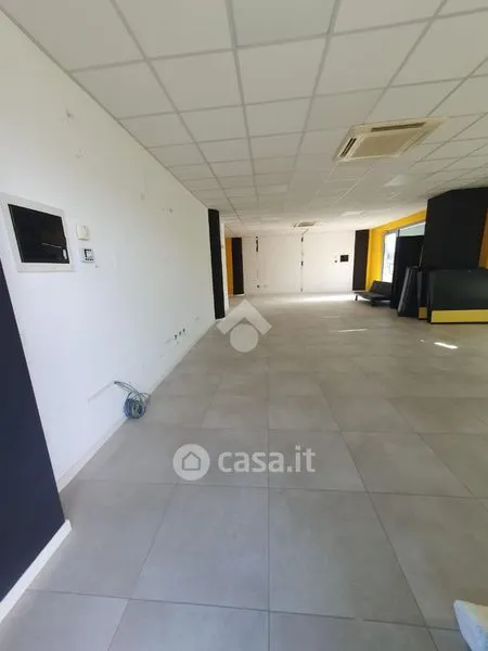 Pièces - Commercial Unit with Two Entrances in Avezzano