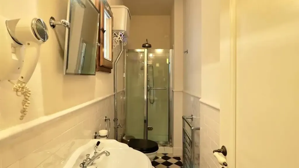 Salles de bain - Ground Floor Flat with Central Heating in Florence
