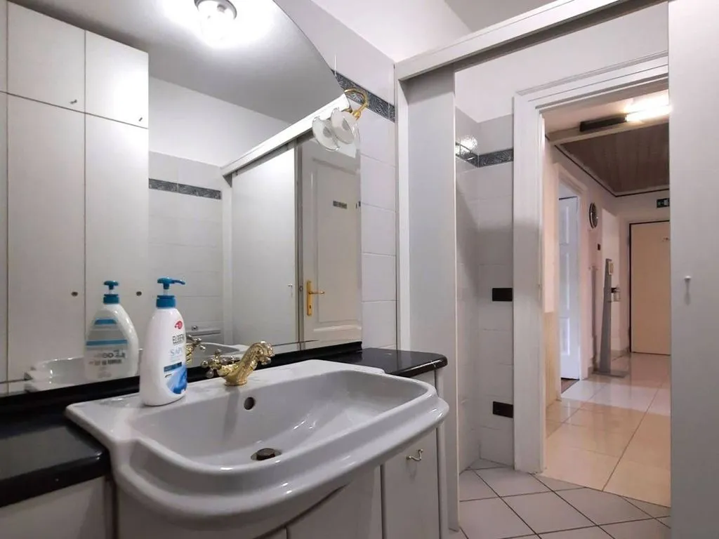 Bathrooms - Lakefront Apartment in Verbania's Corso Goffredo Mameli