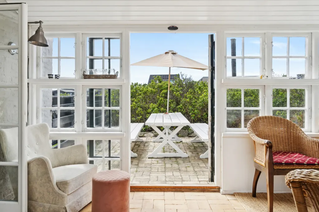Terrasse - Conservation-Grade Lighthouse Farmhouse on West Coast