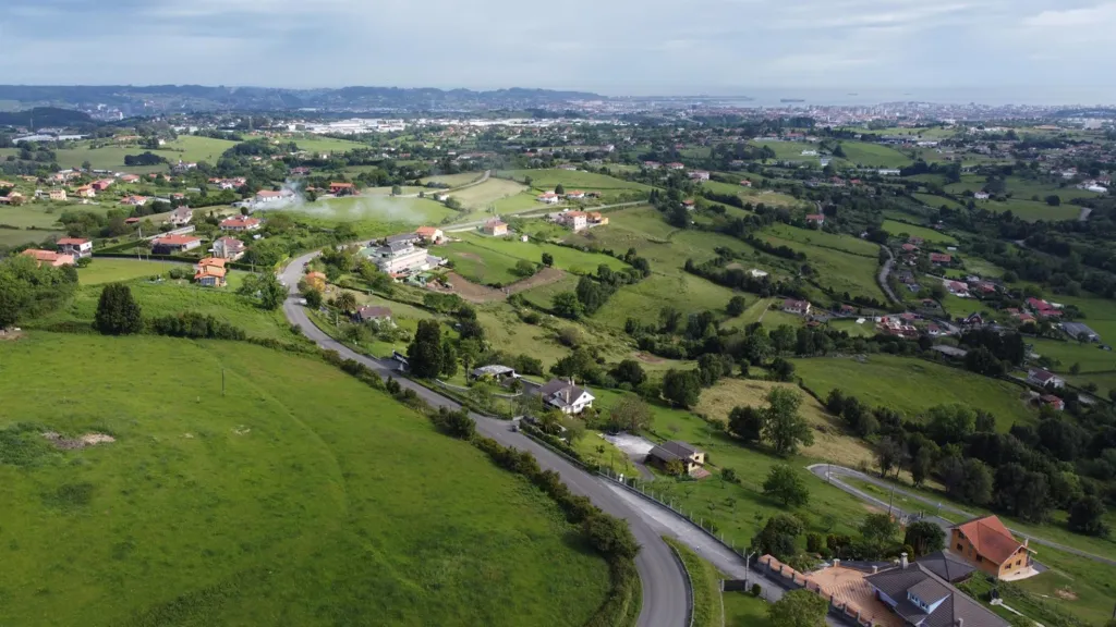Vue aérienne - Buildable Plot with Garden in Leorio