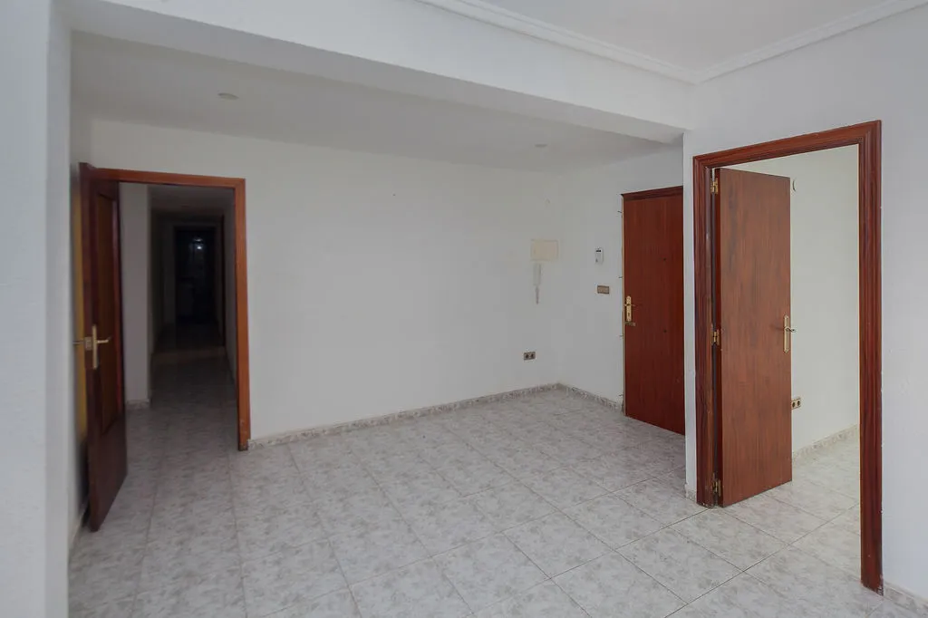 Entrée - 3-Bed Apartment with Metro Access in Valencia