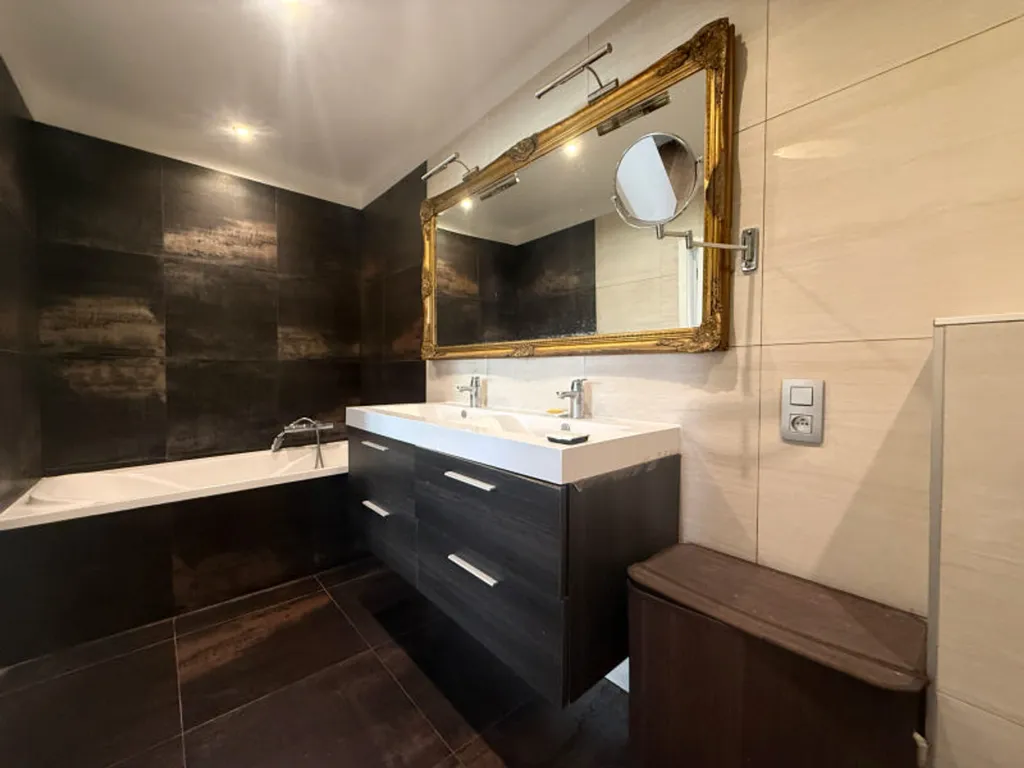 Salles de bain - Appartement avec Terrasse sur Avenue Louise, Ixelles