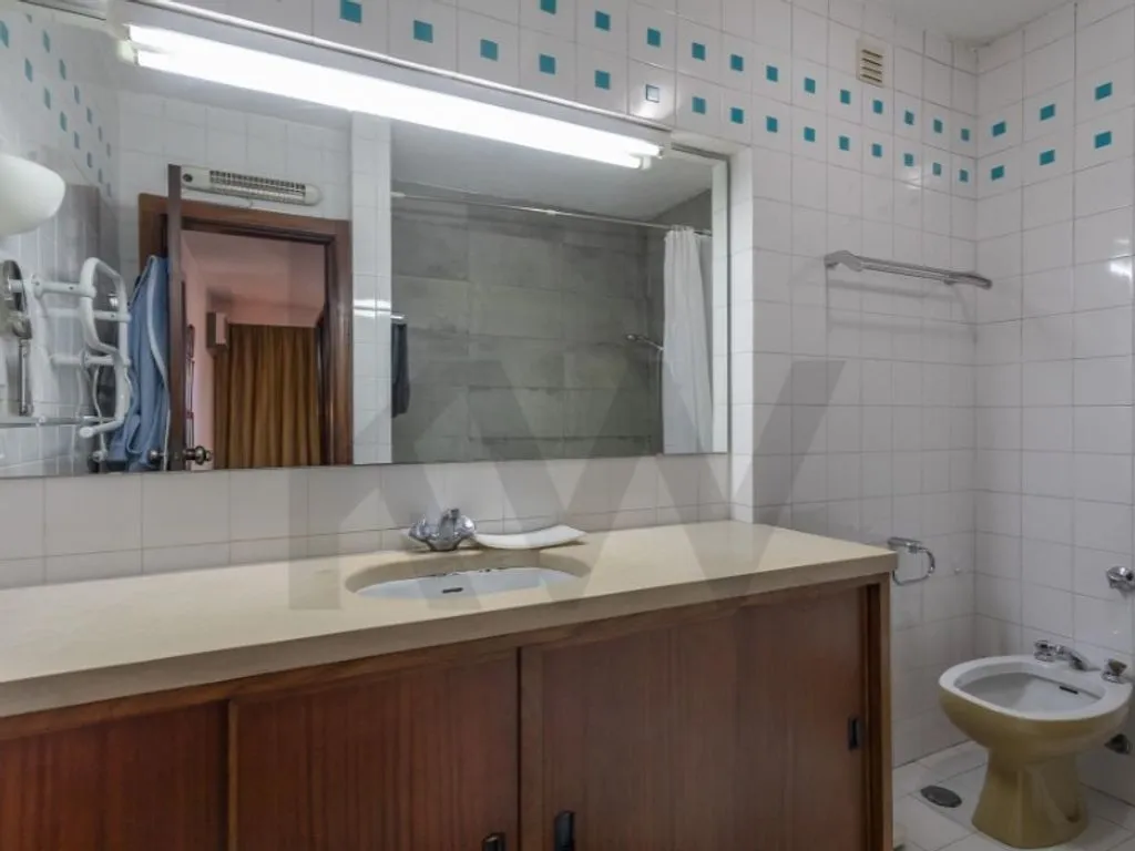 Salles de bain - Luxury Duplex Apartment with Independent Upper Level in Lisbon