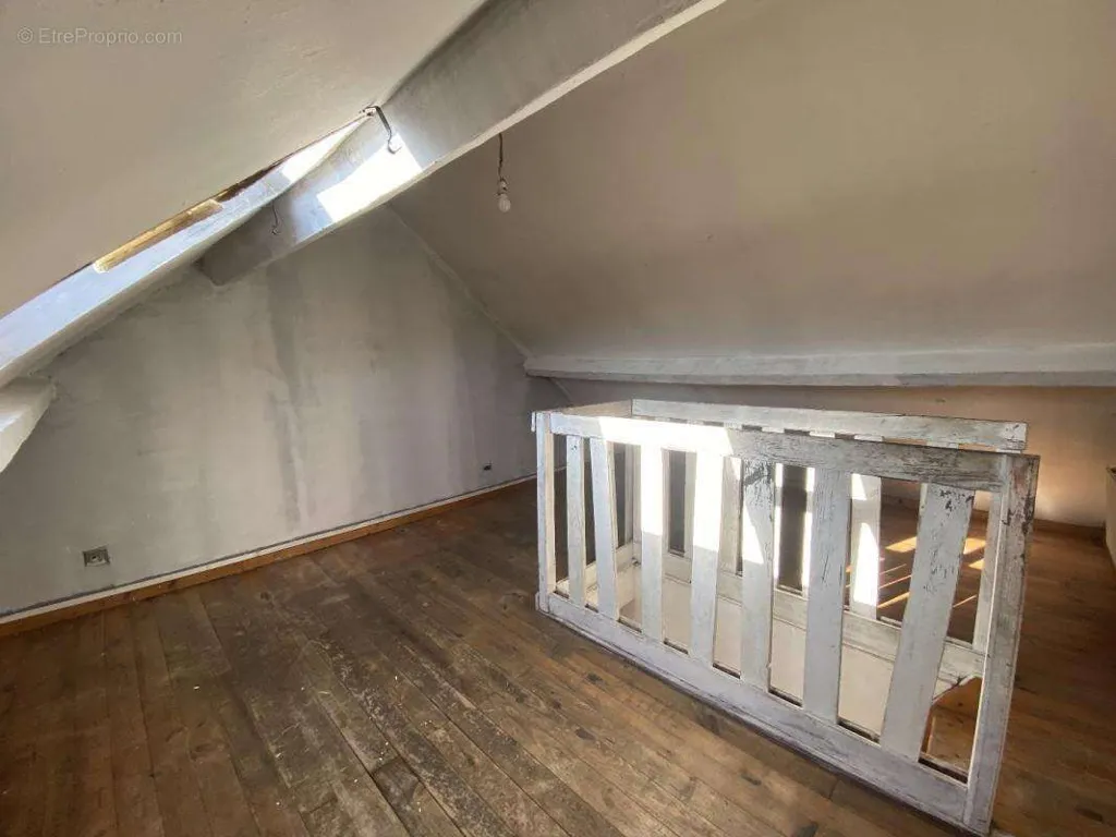 Toad - 1930s Semi-Detached House with Renovation Potential in Roubaix