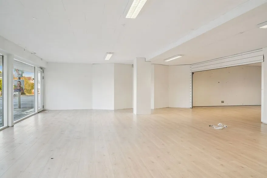 Pièces - Visible Retail Unit with Large Sales Area in Central Location