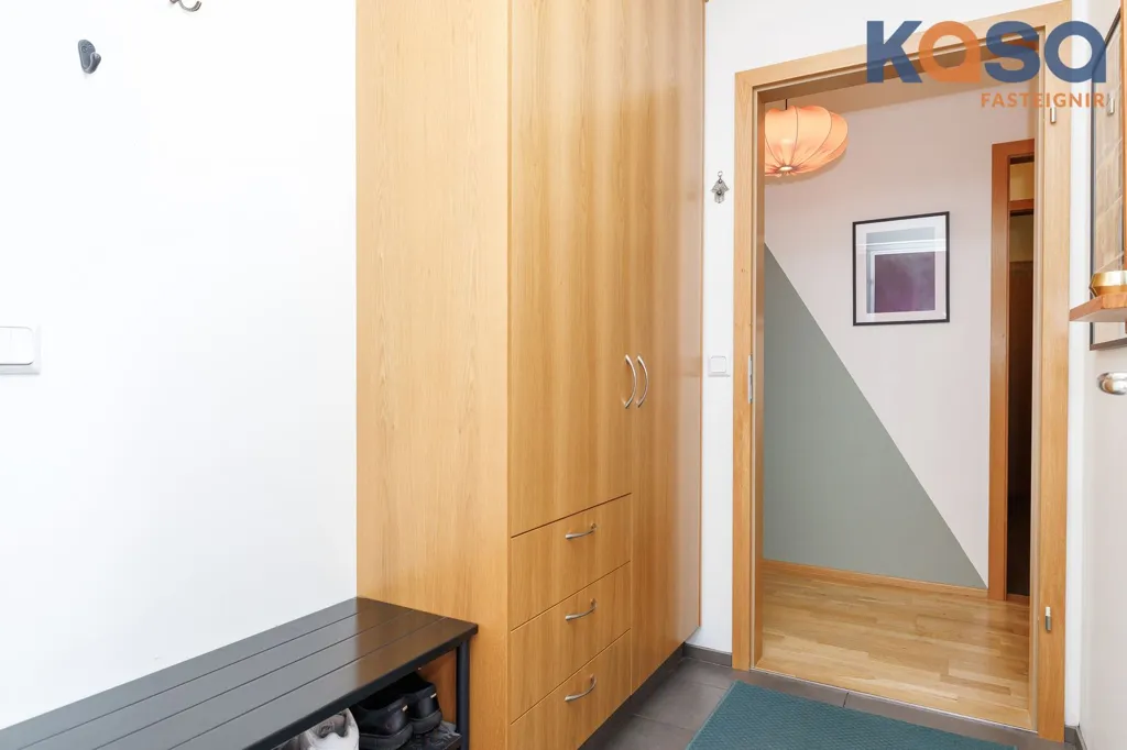 Entrée - 3-Bed Apartment with Balcony in Naustahverfi