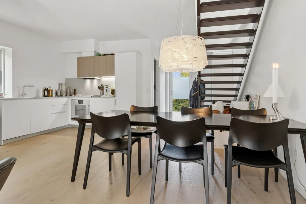 Söögituba - Spacious 4-Bedroom Apartment with Balcony in Søborg