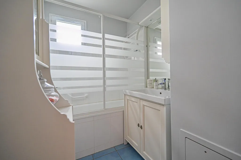 Badezimmer - Apartment with Balcony in Alfortville
