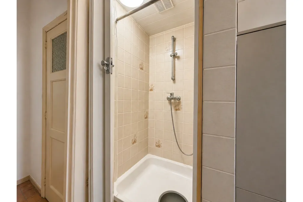 Salles de bain - Appartement avec Hall d'Entrée à Molenbeek-Saint-Jean