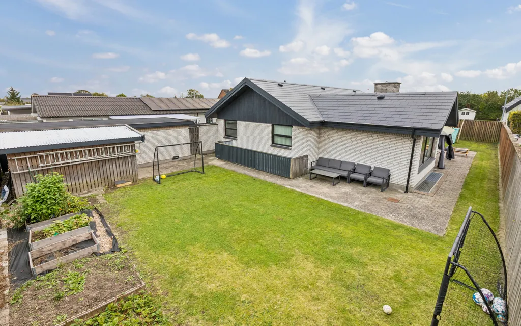Aed - Modernised Villa with Garden on Vestamager