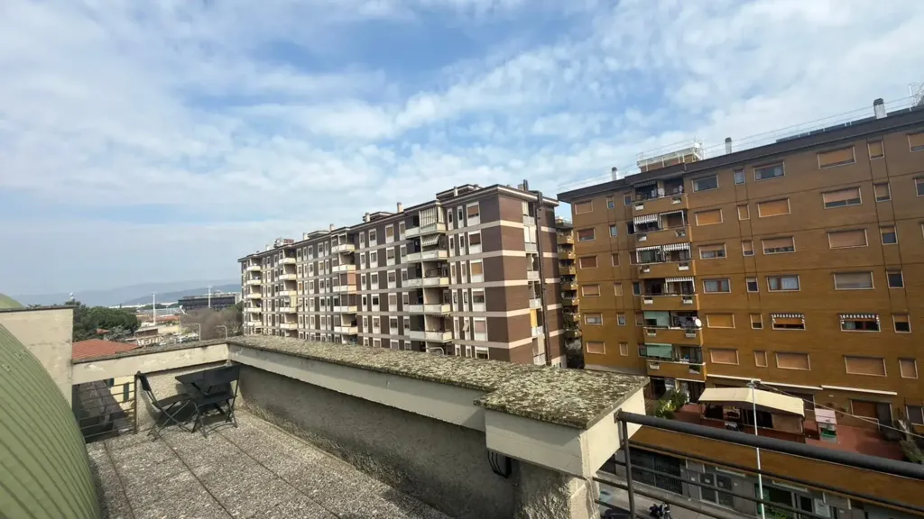 Balcon - Two-Level Apartment with Balcony in Florence