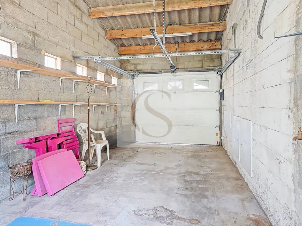 Garage - Maison avec Piscine et Garage au Centre de Lorgues