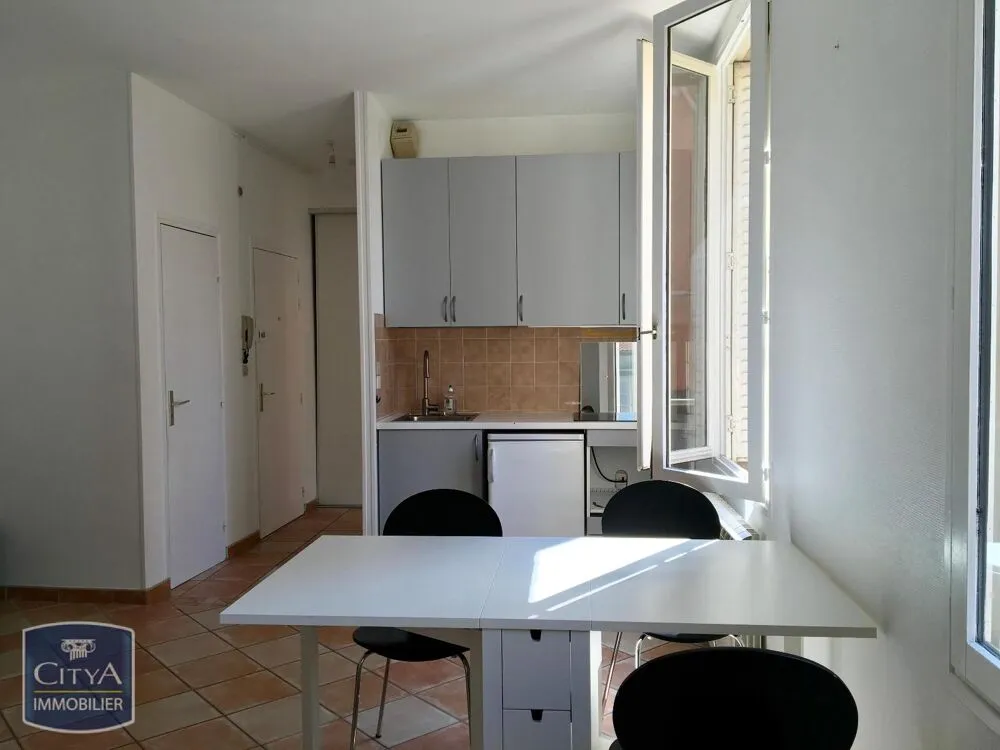 Salle à manger - Studio Meublé en Centre-ville à Clermont-Ferrand