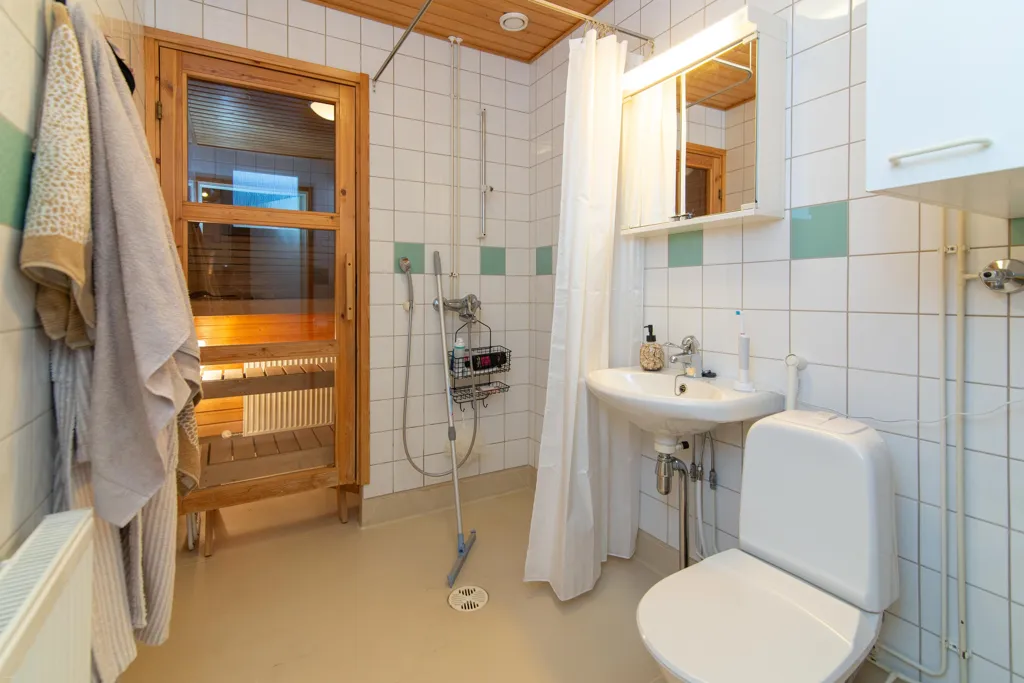 Salles de bain - Modern Apartment with Balcony in Kaijonharju, Oulu