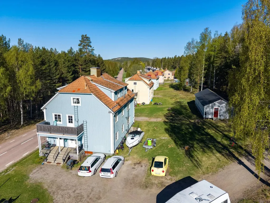 Vista aerea - Stable Rental Property with 16 Units and Garage