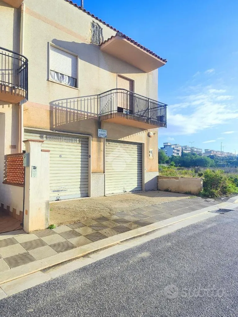 Välivaade - Warehouse with Double Garage Doors in Villa Rosina
