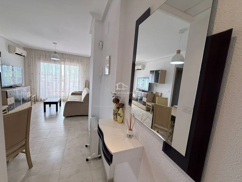Entrée - Apartment with Pool and Garage in Cabanes