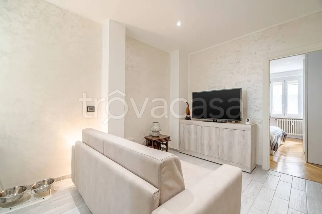 Elutuba - Rusticated Flat with Balcony in Torino