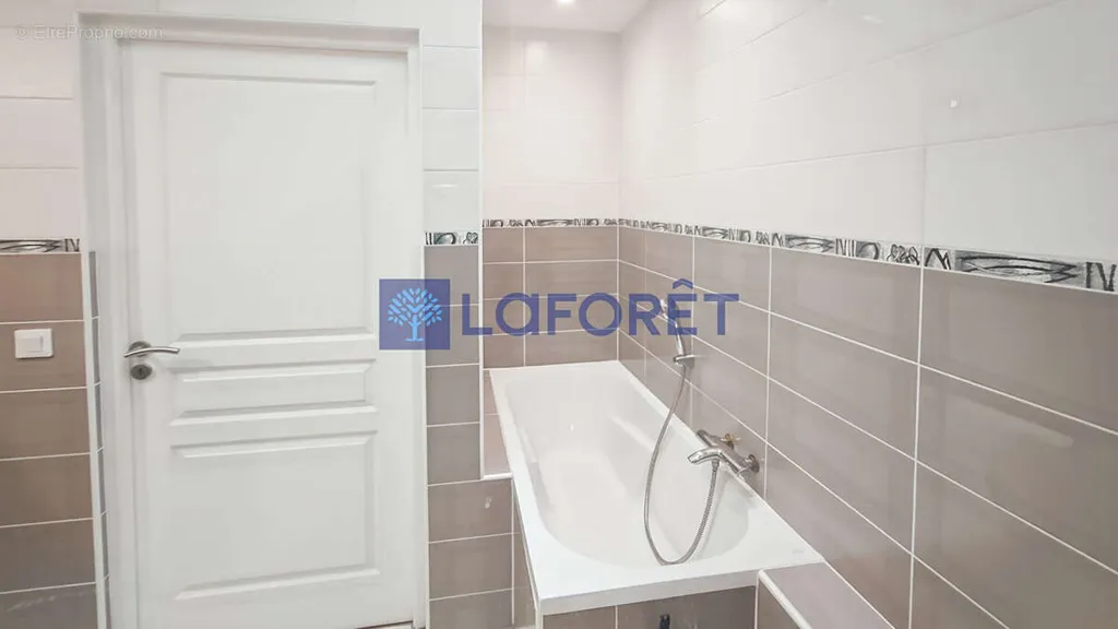 Salles de bain - Appartement 3 pièces à Hattmatt