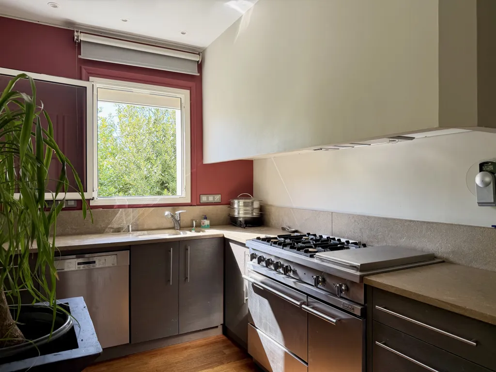 Cucina - Architect-Designed House in Chauffailles Town Centre