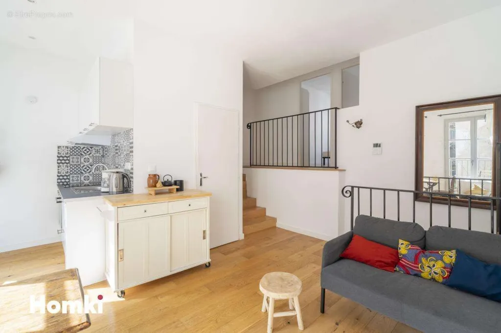 Living Room - Duplex Apartment with South Terrace in Marseille