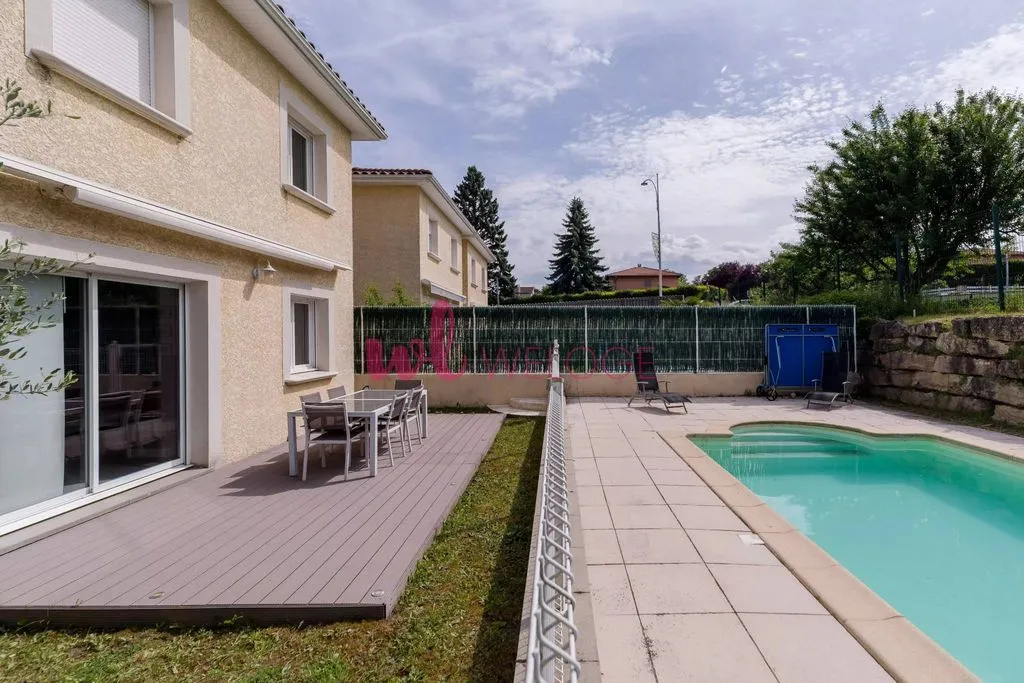 Piscine - Maison Contemporaine avec Piscine à Genas
