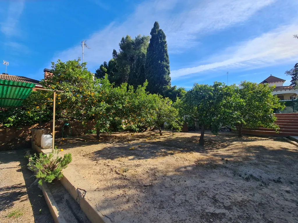Jardin - Señorial Chalet for Renovation with Pool in La Cañada