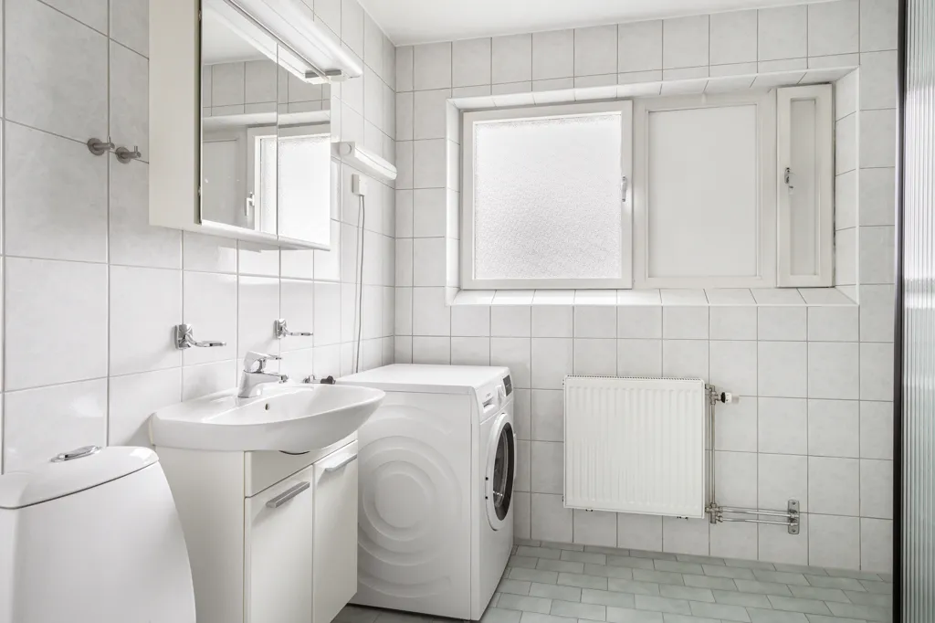 Vannitoad - Through-Planed Flat with Glass Balcony in Göteborg